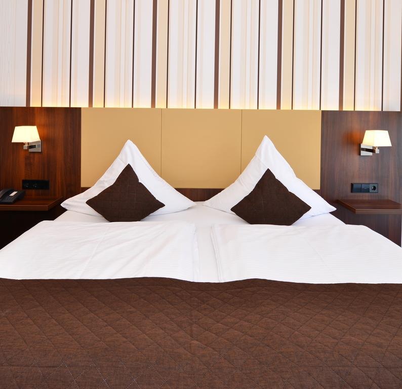 גינגן אן דר ברנץ Lobinger-Parkhotel מראה חיצוני תמונה